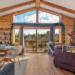 Bearadise Log Cabin w/ Forest Winter Views & Charm