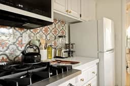 2BR Acorn Cottage | Fireplace, BBQ & Hot Tub - Image 4