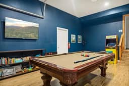 3BR Llama Bear Lodge | Hot Tub, Views & Game Room - Image 4