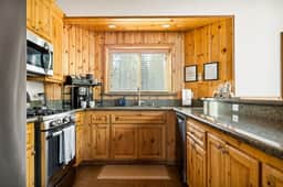 3BR Llama Bear Lodge | Hot Tub, Views & Game Room - Image 2