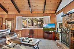 5 Min Walk to Lake Retreat. BBQ, Fireplace - Image 3