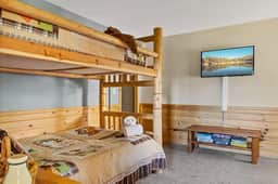 Bearadise Log Cabin - Image 5