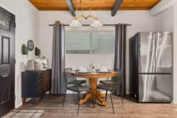 Bruno's Chic Bungalow: Walk 2 Village & Lake - Image 4