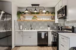 Bruno's Chic Bungalow: Walk 2 Village & Lake - Image 2