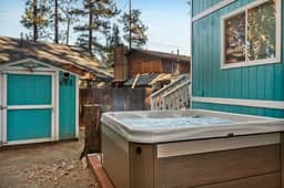 Cozy & New Turquoise Bear cabin w/ Deck & Hot Tub - Image 5