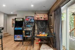 Eagle Creek Hot Tub, Game Room, Private Sled Hill - Image 3