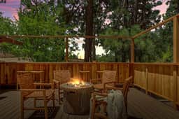 Lawliss Hideout, Steps to Village w/ Hot Tub - Image 5