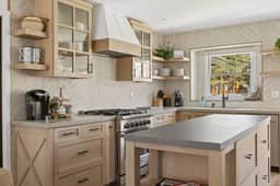 Modern Lodge Near the Ski Slopes, Hot Tub, Games - Image 2