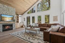 Modern Lodge Near the Ski Slopes, Hot Tub, Games - Image 2