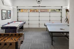 Modern Lodge Near the Ski Slopes, Hot Tub, Games - Image 3