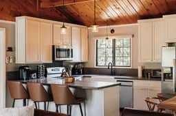 Modern Retreat | Spa, EV, Mountain Views & BBQ - Image 4
