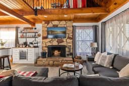 Paddington Manor, Loft Cabin, Hot Tub & Game Room - Image 2