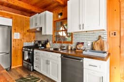 Paddington Manor, Loft Cabin, Hot Tub & Game Room - Image 4
