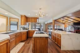 Roaring Lion Luxury Lodge| Lake Views & Hot tub - Image 2