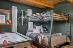 Serene Pines w Hot Tub, BBQ, Pets - Image 3