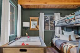 Serene Pines w Hot Tub, BBQ, Pets - Image 3