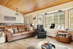 Snow Queen Retreat | Mins to Zoo, Hot Tub - Image 3
