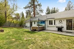 Snow Queen Retreat | Mins to Zoo, Hot Tub - Image 5