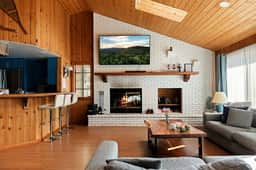 Solstice Shores Chalet, Hot Tub and Lake Views - Image 2