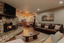 Stylish Sylvan Glen Chalet w  Hot Tub, Pool Table - Image 3