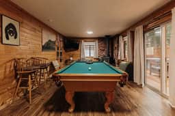 Stylish Sylvan Glen Chalet w  Hot Tub, Pool Table - Image 5