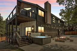 Urban Manor, Walk 2 Bear Mtn & Hot Tub w Firepit - Image 5