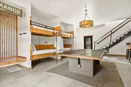 Urban Manor, Walk 2 Bear Mtn & Hot Tub w Firepit - Image 4