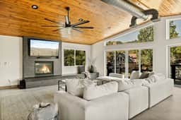 Urban Manor, Walk 2 Bear Mtn & Hot Tub w Firepit - Image 3