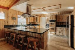 Wildwood Chalet, 5 Mins to Ski Resorts w/Game Room - Image 2