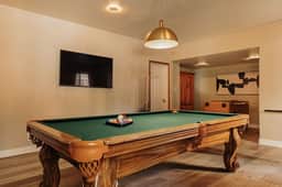 Wildwood Chalet, 5 Mins to Ski Resorts w/Game Room - Image 5