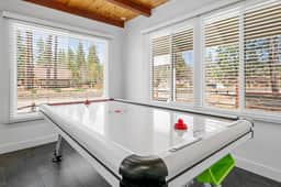 Winter Wonderland | Updated 5bd, air hockey, games - Image 2