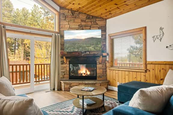 3BR Llama Bear Lodge | Hot Tub, Views & Game Room - Image 1