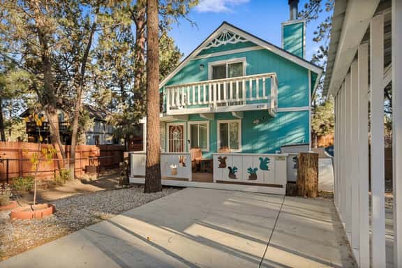 Cozy & New Turquoise Bear cabin w/ Deck & Hot Tub - Image 1