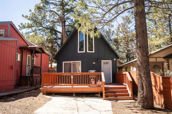 Cozy Bear Cabin, Near Slopes w/ EV charger, Deck - Image 1