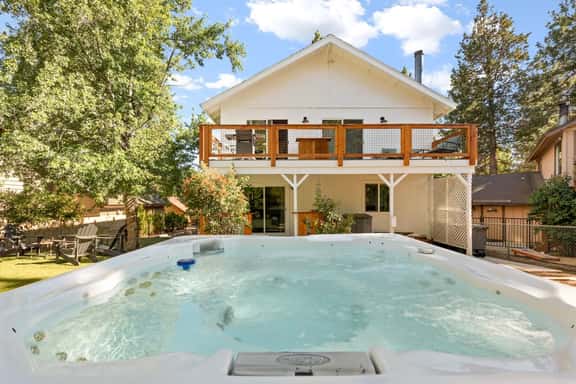 Mont Moderne, 5 Minutes to Ski Resorts & Hot Tub - Image 1