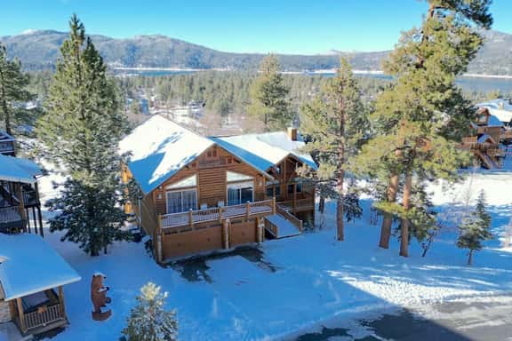 Sky High Ultimate Lodge, Hot Tub & Lake Views - Image 1