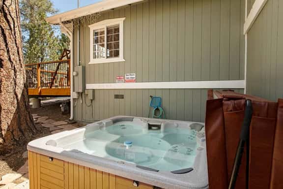 Snowcrest Lodge: Luxurious Retreat,  EV & Hot Tub - Image 1