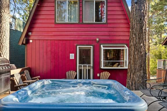 The Lions Den | Hot Tub, BBQ, Games - Image 1