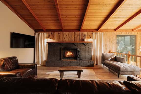 Wildwood Chalet, 5 Mins to Ski Resorts w/Game Room - Image 1