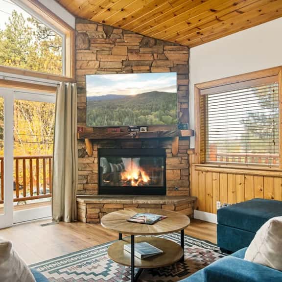 3BR Llama Bear Lodge | Hot Tub, Views & Game Room - Image 1