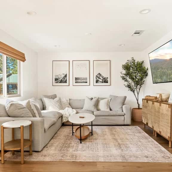 3BR Modern Hideaway w Game Room - Image 1