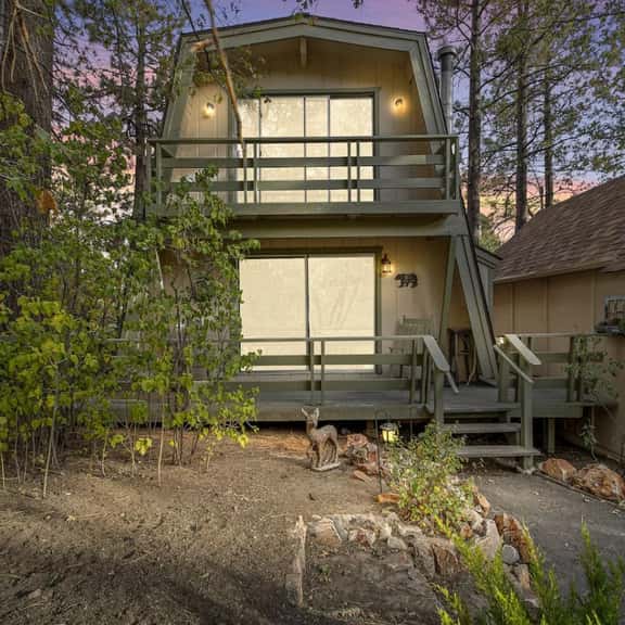 Alta Vista Gambrel Cabin w Hot Tub in Moonridge - Image 1