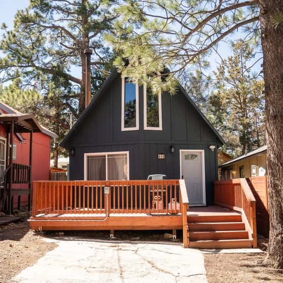 Cozy Bear Cabin, Near Slopes w/ EV charger, Deck - Image 1