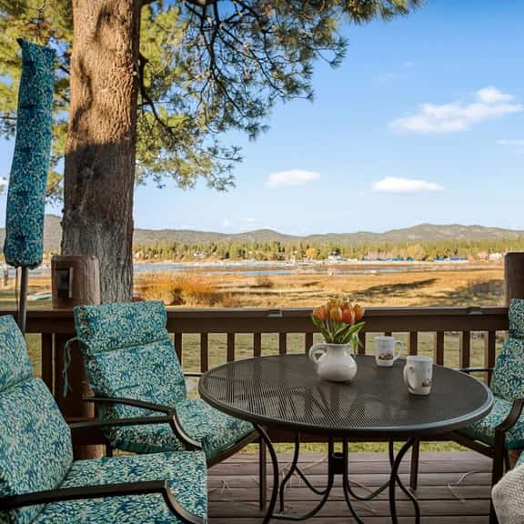 Cozy Lakefront Retreat w Views & Fireplace - Image 1