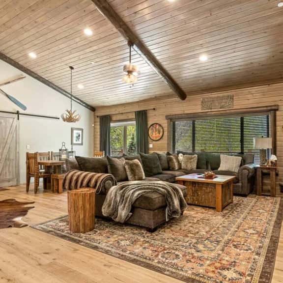 Eagle Creek Hot Tub, Game Room, Private Sled Hill - Image 1