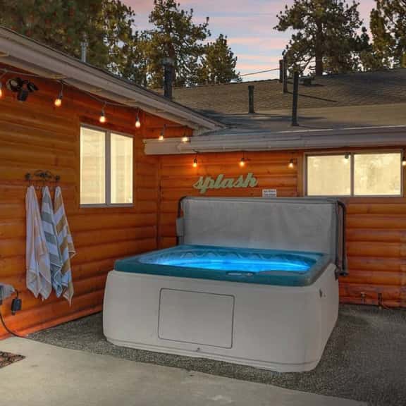 Honeybee Cabin By the Lake, Hot Tub & EV charger - Image 1
