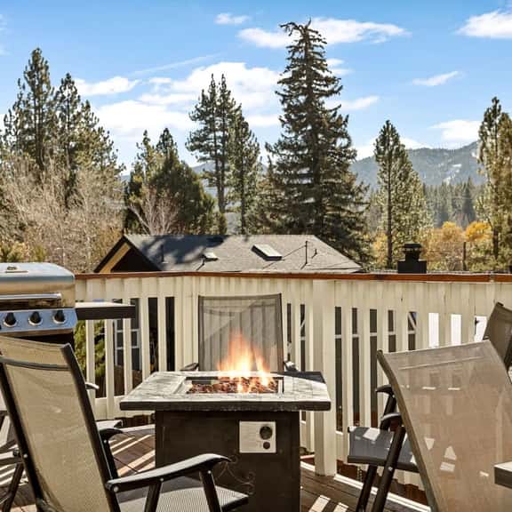 High Score Hideaway - Views of Bear MTN, Hot Tub - Image 1