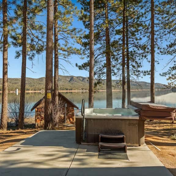Lakefront Pines w/ Hot Tub, w/ Panoramic Views - Image 1