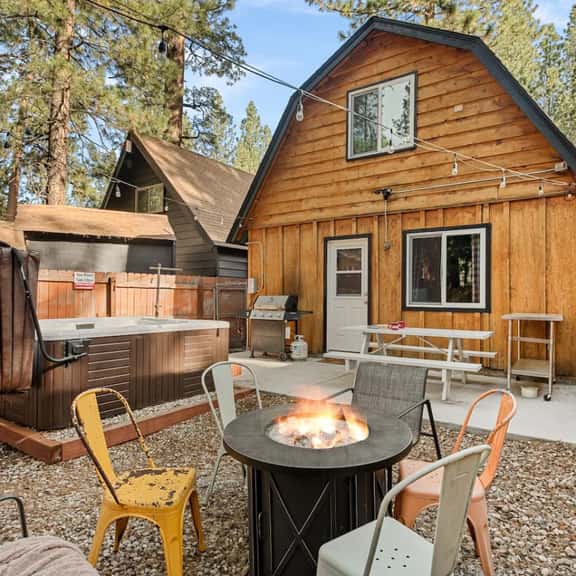 Lynx Lodge, Walk to Zoo, Hot Tub & Game Room - Image 1