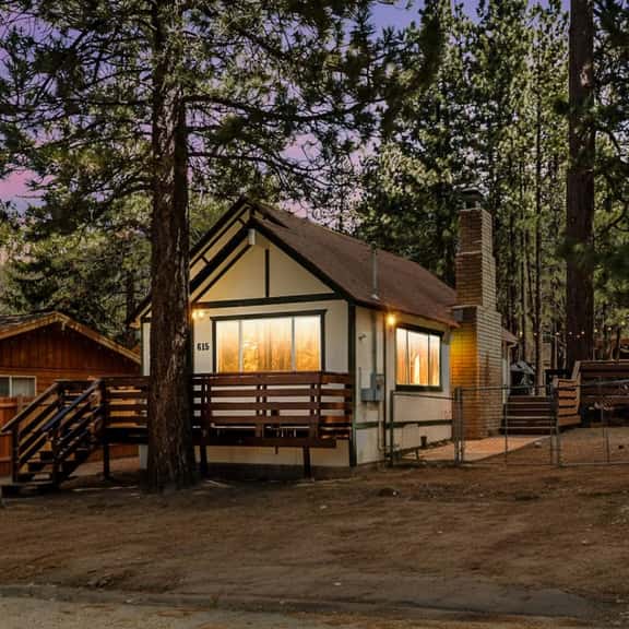 Marin Lodge, Near Slopes w/ Large Backyard, Pets - Image 1